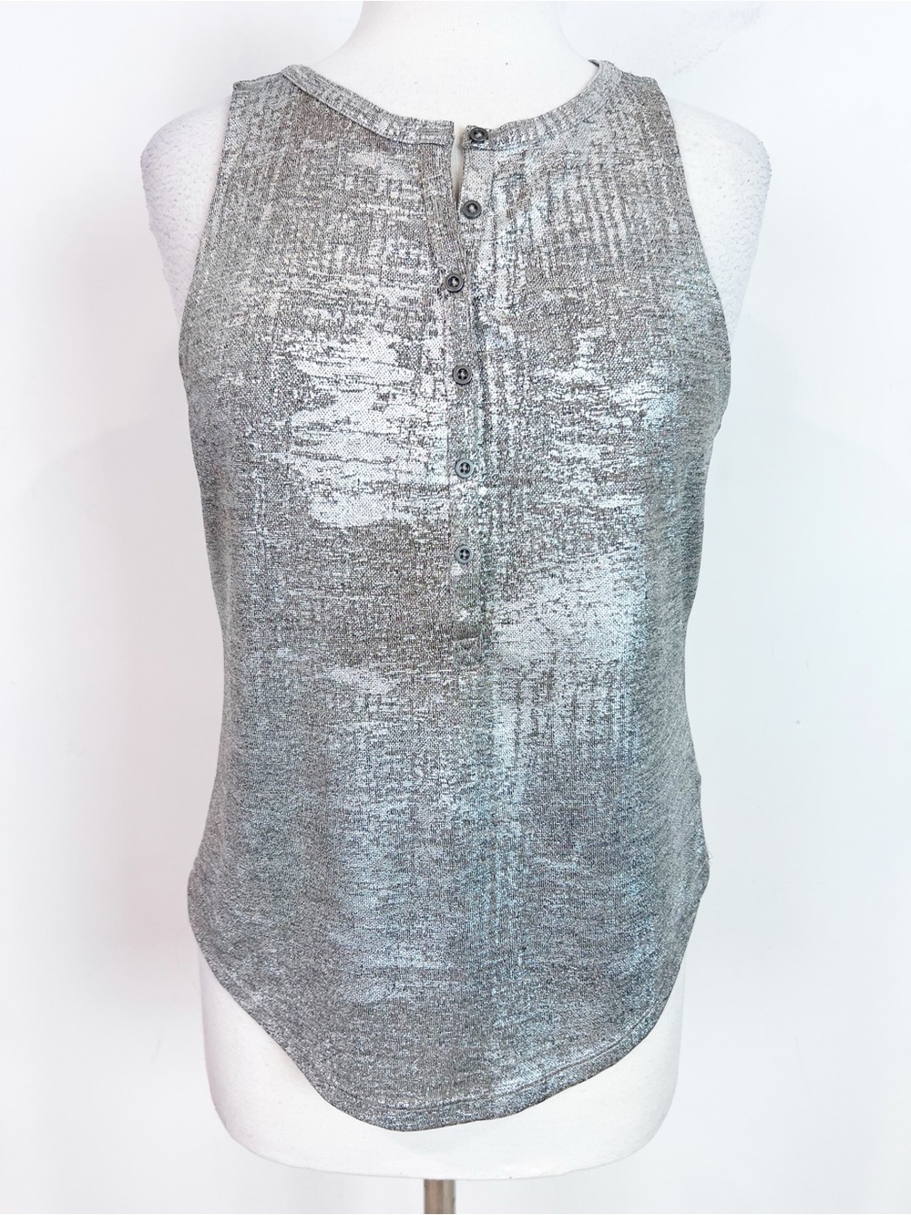 PILCRO ANTHROPOLOGIE SILVER SHIMMERY SLEEVELESS HENLEY NECKLINE SHIRT LARGE
